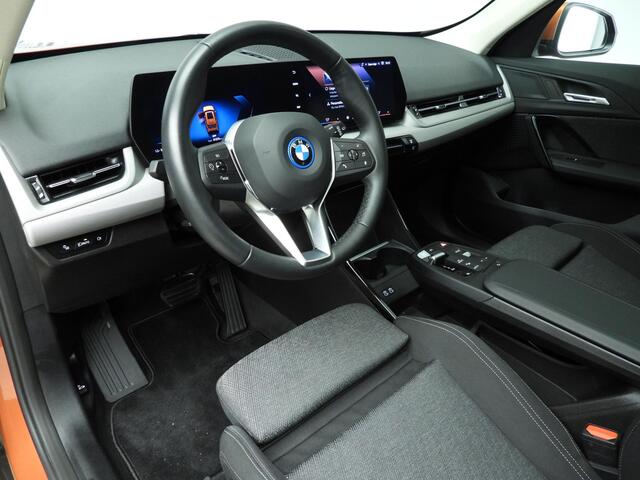 BMW iX1 eDrive20 | LED | Navigatie | Panoramadak | Sportstoelen | Shadow line | DAB | Alu 17inch