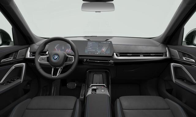 BMW iX1 eDrive20 67 kWh M Sport Edition | M Sport Pro | Panorama Dak | Harman-Kardon | Premium Pack | Elektr. Trekhaak | Travel Pack | Driving Assistant | 19" LM Dubbelspaak | Stuurwiel Verwarmd