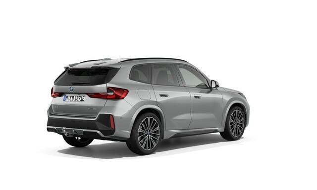 BMW iX1 eDrive20 67 kWh M Sport Edition | M Sport Pro | Panorama Dak | Harman-Kardon | Innovation Pack | Elektr. Trekhaak | Comfort + Travel Pack | Driv.+Park. Assistant Plus | Stuurwiel Verwarmd | 20" Multispaak LM | M Comp. Remsyst. Grau
