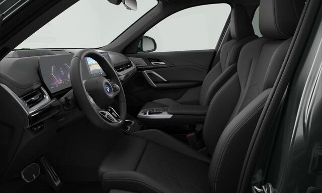 BMW iX1 eDrive20 67 kWh M Sport Edition | M Sport Pro | Panorama Dak | Harman-Kardon | Innovation Pack | Elektr. Trekhaak | Comfort + Travel Pack | Driv.+Park. Assistant Plus | Stuurwiel Verwarmd | 20" Multispaak LM | M Comp. Remsyst. Grau