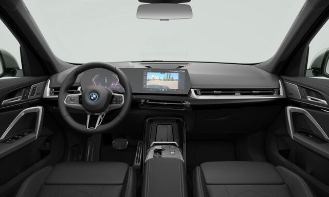 BMW iX1 eDrive20 67 kWh M Sport Edition | M Sport Pro | Panorama Dak | Harman-Kardon | Innovation Pack | Elektr. Trekhaak | Comfort + Travel Pack | Driv.+Park. Assistant Plus | Stuurwiel Verwarmd | 20" Multispaak LM | M Comp. Remsyst. Grau