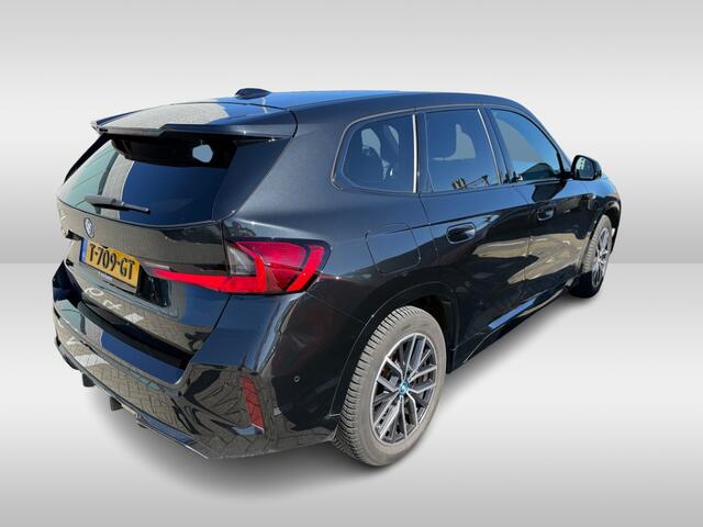 BMW iX1 xDrive30 Launch Edition 67 kWh M Sport / Trekhaak / 360Camera / Head-up / Leder / CarPlay / 18'' / Keyless / Stoelverwarming / DAB / Cruise Control