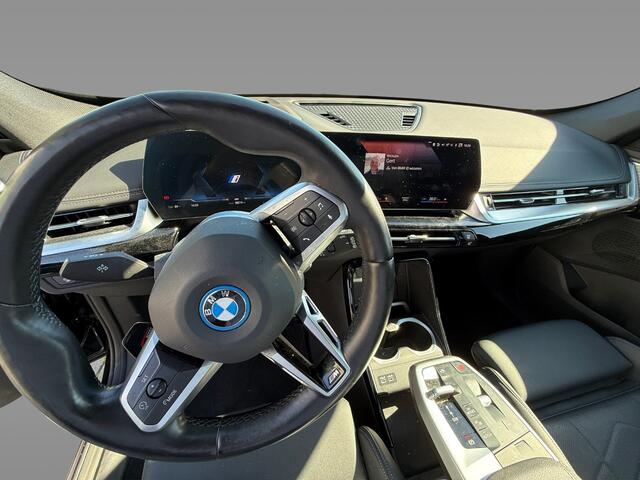 BMW iX1 xDrive30 Launch Edition 67 kWh M Sport / Trekhaak / 360Camera / Head-up / Leder / CarPlay / 18'' / Keyless / Stoelverwarming / DAB / Cruise Control