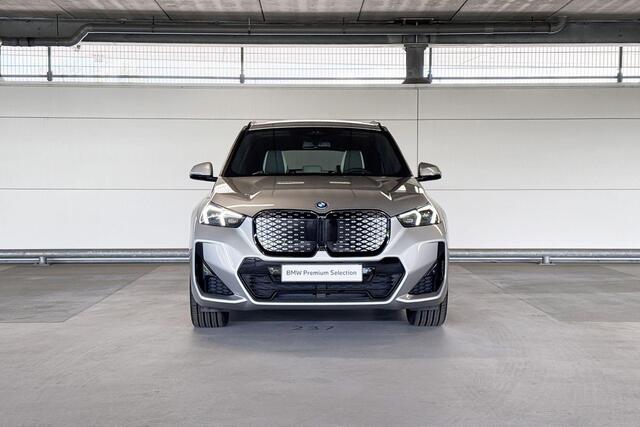 BMW iX1 eDrive20 67 kWh M Sport Edition | M Sportpakket Pro | Innovation Pack | Comfort Pack | Travel Pack | Trekhaak | Huisselectie