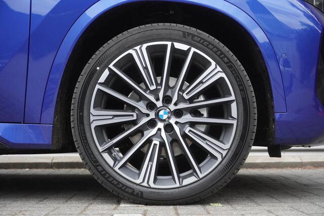 BMW iX1 eDrive20 M Sportpakket | Premium Pack | Trekhaak met elektrisch wegklapbare kogel | Glazen panoramadak | Harman-Kardon sound system | Comfort Access |
