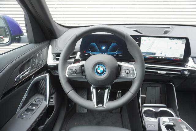 BMW iX1 eDrive20 M Sportpakket | Premium Pack | Trekhaak met elektrisch wegklapbare kogel | Glazen panoramadak | Harman-Kardon sound system | Comfort Access |
