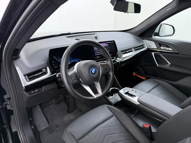 BMW iX1 xDrive30 313PK 4WD M-Pack Launch Edition SOH 100% Leder Harman/Kardon®-Audio Android Auto Apple Carplay Camera Adaptief onderstel Navi-Pro Pdc AWD Live Cockpit Plus Privacy Glas Led Elek.Achterklep Lmv 19" Isofix DAB Origineel Nederlandse Auto