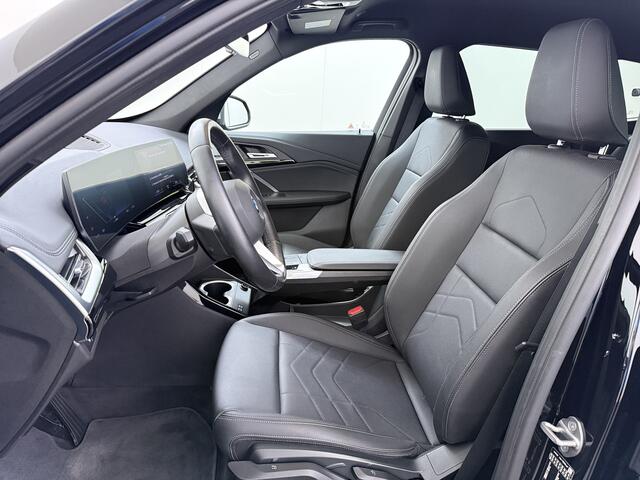 BMW iX1 xDrive30 313PK 4WD M-Pack Launch Edition SOH 100% Leder Harman/Kardon®-Audio Android Auto Apple Carplay Camera Adaptief onderstel Navi-Pro Pdc AWD Live Cockpit Plus Privacy Glas Led Elek.Achterklep Lmv 19" Isofix DAB Origineel Nederlandse Auto