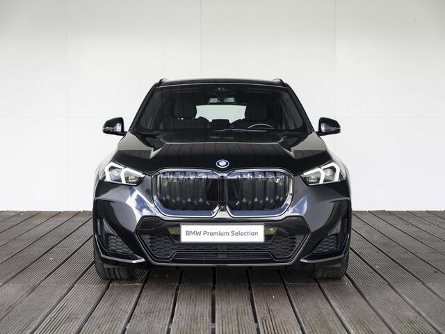BMW iX1 xDrive30 | M Sportpakket | Innovation Pack | 19 inch | Comfort Access | Driving Assistant Plus | Head-Up Display | Trekhaak