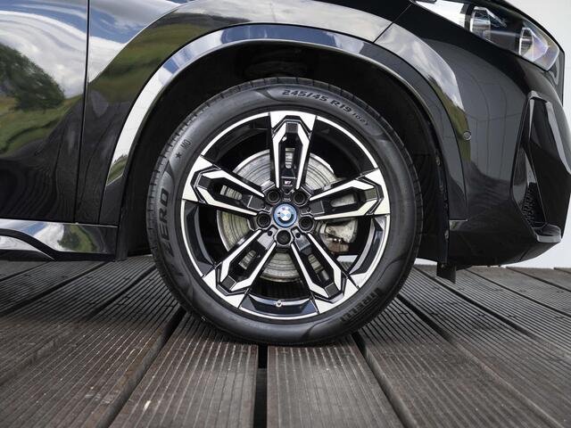 BMW iX1 xDrive30 | M Sportpakket | Innovation Pack | 19 inch | Comfort Access | Driving Assistant Plus | Head-Up Display | Trekhaak