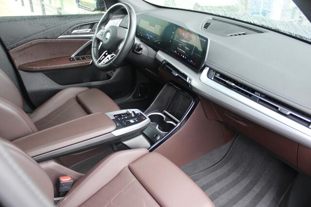 BMW iX1 xDrive30 M Sport / Panoramadak / Sportstoelen / Comfort Access / Achteruitrijcamera / Adaptieve LED / Harman-Kardon / Stoelverwarming