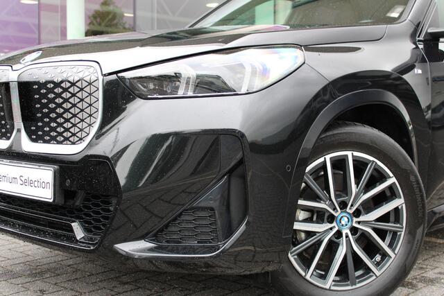 BMW iX1 xDrive30 M Sport / Panoramadak / Sportstoelen / Comfort Access / Achteruitrijcamera / Adaptieve LED / Harman-Kardon / Stoelverwarming
