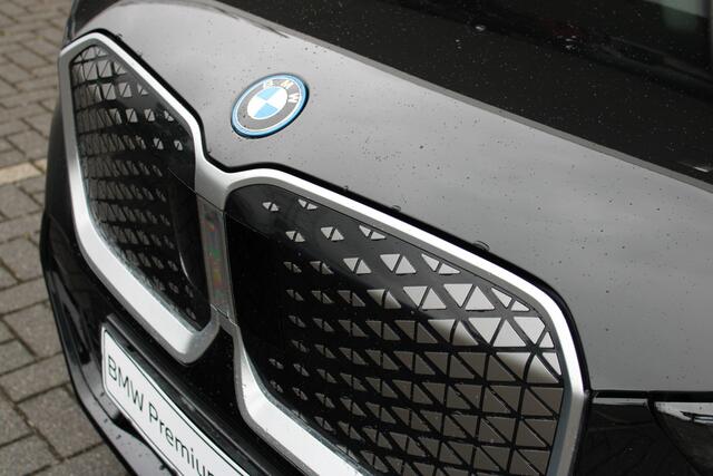 BMW iX1 xDrive30 M Sport / Panoramadak / Sportstoelen / Comfort Access / Achteruitrijcamera / Adaptieve LED / Harman-Kardon / Stoelverwarming