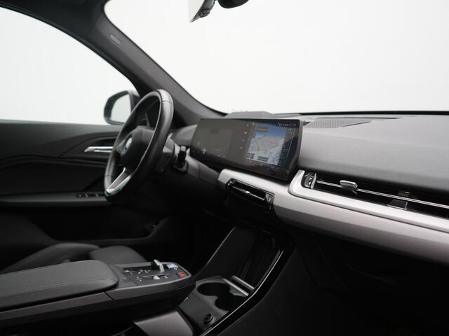 BMW iX1 xDrive30 67 kWh 313pk Dealer O.H. | Trekhaak Af Fabriek | Panodak | Adaptive Cruise | Head Up | 360 Camera | Harman / Kardon | Adaptief Onderstel | Lederen Sportstoelen Massage & Verwarmd | Stuur Verwarmd | Hifi Audio | Keyless | Blis |