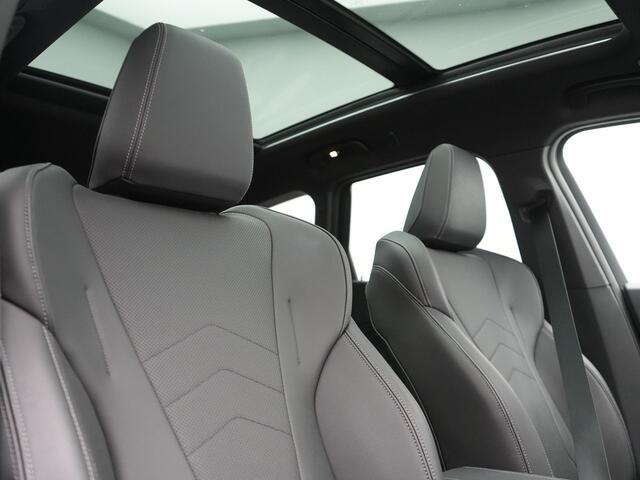 BMW iX1 xDrive30 67 kWh 313pk Dealer O.H. | Trekhaak Af Fabriek | Panodak | Adaptive Cruise | Head Up | 360 Camera | Harman / Kardon | Adaptief Onderstel | Lederen Sportstoelen Massage & Verwarmd | Stuur Verwarmd | Hifi Audio | Keyless | Blis |