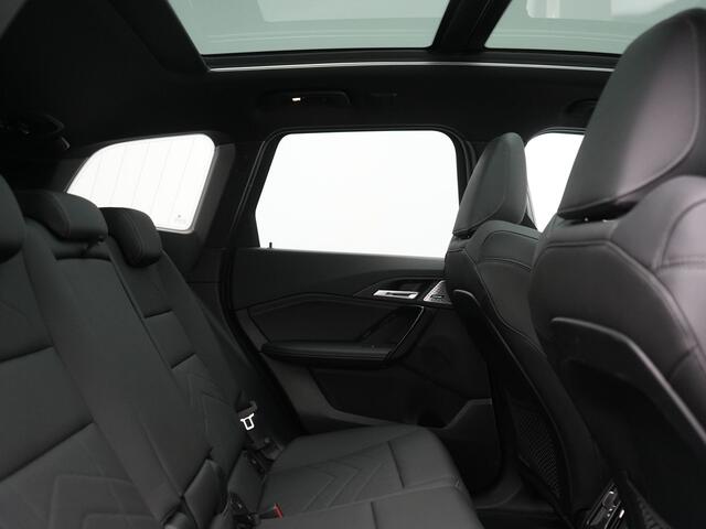 BMW iX1 xDrive30 67 kWh 313pk Dealer O.H. | Trekhaak Af Fabriek | Panodak | Adaptive Cruise | Head Up | 360 Camera | Harman / Kardon | Adaptief Onderstel | Lederen Sportstoelen Massage & Verwarmd | Stuur Verwarmd | Hifi Audio | Keyless | Blis |