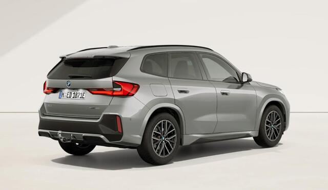 BMW iX1 eDrive20 67 kWh M Sport Edition Trekhaak - Panoramadak - Driving/Parking assistant plus - Head up - Harman Kardon - Actieve stoelen voor - Getinte ruiten - Comfort Access -