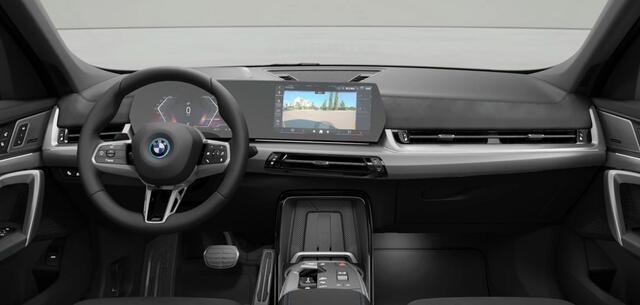 BMW iX1 eDrive20 67 kWh M Sport Edition Trekhaak - Panoramadak - Driving/Parking assistant plus - Head up - Harman Kardon - Actieve stoelen voor - Getinte ruiten - Comfort Access -