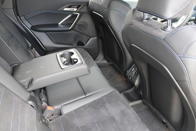 BMW iX1 eDrive20 M Sport / Trekhaak / Sportstoelen / Achteruitrijcamera / M Adaptief onderstel / Comfort Access / Adaptieve LED / Stoelverwarming