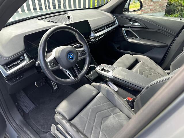 BMW iX1 xDrive30 Launch Edition 67 kWh | M-Pakket | Trekhaak | Camera | Leer | NL-Auto |
