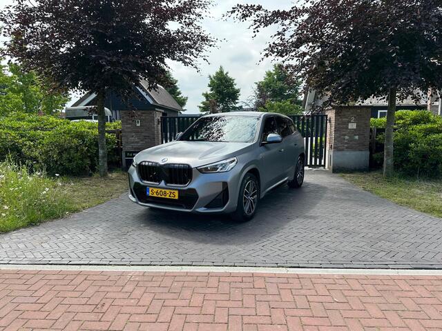 BMW iX1 xDrive30 Launch Edition 67 kWh | M-Pakket | Trekhaak | Camera | Leer | NL-Auto |