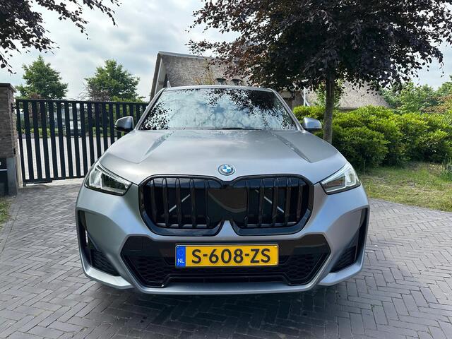 BMW iX1 xDrive30 Launch Edition 67 kWh | M-Pakket | Trekhaak | Camera | Leer | NL-Auto |