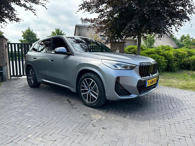 BMW iX1 xDrive30 Launch Edition 67 kWh | M-Pakket | Trekhaak | Camera | Leer | NL-Auto |