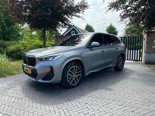 BMW iX1 xDrive30 Launch Edition 67 kWh | M-Pakket | Trekhaak | Camera | Leer | NL-Auto |