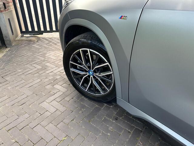 BMW iX1 xDrive30 Launch Edition 67 kWh | M-Pakket | Trekhaak | Camera | Leer | NL-Auto |