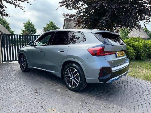 BMW iX1 xDrive30 Launch Edition 67 kWh | M-Pakket | Trekhaak | Camera | Leer | NL-Auto |