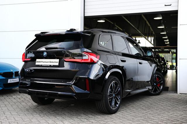 BMW iX1 eDrive20 M Sport / Trekhaak / Panoramadak / Sportstoelen / Comfort Access / Achteruitrijcamera / Harman-Kardon / Stoelverwarming