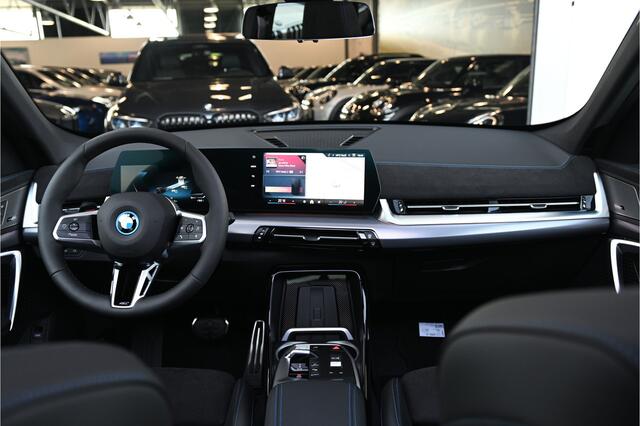 BMW iX1 eDrive20 M Sport / Trekhaak / Panoramadak / Sportstoelen / Comfort Access / Achteruitrijcamera / Harman-Kardon / Stoelverwarming