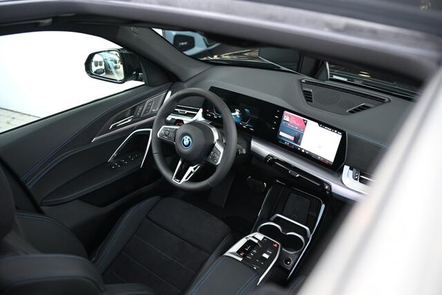 BMW iX1 eDrive20 M Sport / Trekhaak / Panoramadak / Sportstoelen / Comfort Access / Achteruitrijcamera / Harman-Kardon / Stoelverwarming