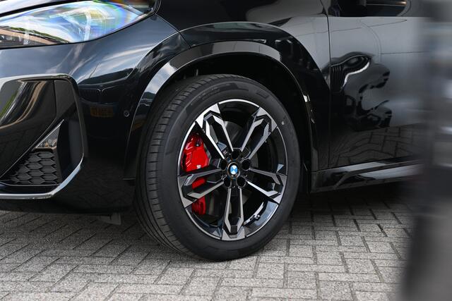 BMW iX1 eDrive20 M Sport / Trekhaak / Panoramadak / Sportstoelen / Comfort Access / Achteruitrijcamera / Harman-Kardon / Stoelverwarming