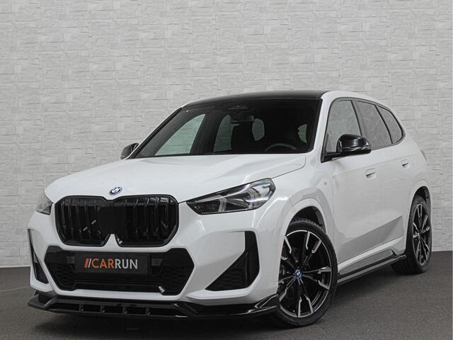 BMW iX1 30 313pk X-Drive M-Sport Performance | Adaptief Led | Sportstoelen | Keyless | Adaptieve Cruise en Struurwielverw. voorbereid | Antraciet Hemel | Carplay | Sfeerverlichting | 1200kg Trekgewicht | Camera | Bovag Garantie.