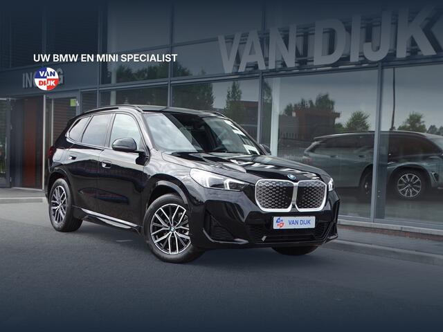 BMW iX1 eDrive20 M-Sport pakket Innovation Pack Travel Pack Head-up Pano-Dak Park-Plus 18'LM Velgen