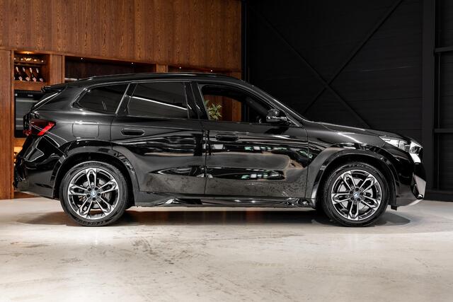 BMW iX1 xDrive30 Launch Edition 67 kWh M Sport | Pano | H&K