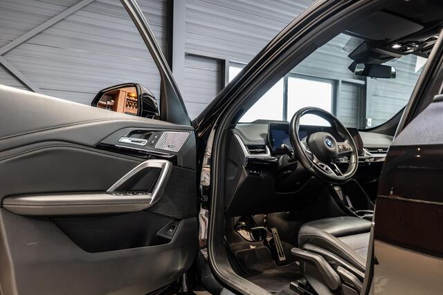 BMW iX1 xDrive30 Launch Edition 67 kWh M Sport | Pano | H&K