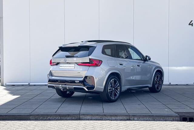 BMW iX1 eDrive20 M Sport Edition M-Sport Pro / 19 inch / 360 graden Camera / Trekhaak / Getinte Ramen / Head Up Display