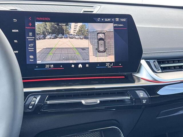 BMW iX1 eDrive20 M Sport Edition M-Sport Pro / 19 inch / 360 graden Camera / Trekhaak / Getinte Ramen / Head Up Display