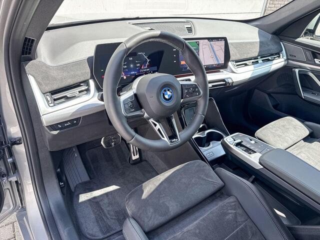 BMW iX1 eDrive20 | 67 kWh | M Sport | Panoramadak | Harman-Kardon | Premium Pack | Travel Pack |