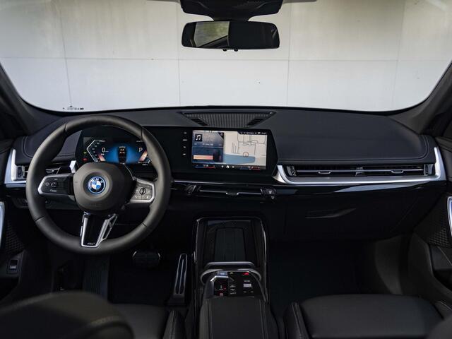 BMW iX1 eDrive20 | M Sportpakket Pro | Premium Pack | Travel Pack | 19 inch | M Adaptief onderstel | Glazen panoramadak | Comfort Access | Driving Assistent Plus | Trekhaak