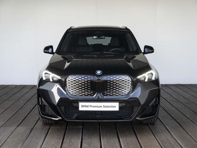 BMW iX1 eDrive20 | M Sportpakket Pro | Premium Pack | Travel Pack | 19 inch | M Adaptief onderstel | Glazen panoramadak | Comfort Access | Driving Assistent Plus | Trekhaak