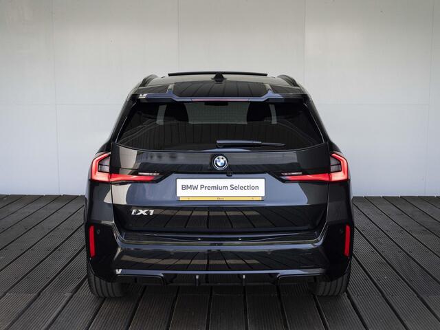 BMW iX1 eDrive20 | M Sportpakket Pro | Premium Pack | Travel Pack | 19 inch | M Adaptief onderstel | Glazen panoramadak | Comfort Access | Driving Assistent Plus | Trekhaak
