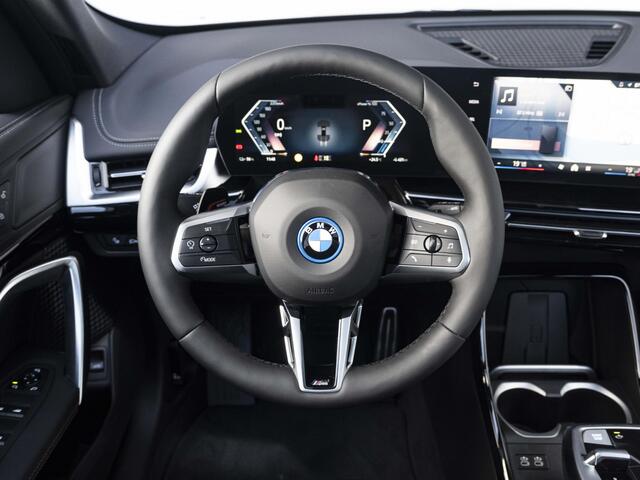 BMW iX1 eDrive20 | M Sportpakket Pro | Premium Pack | Travel Pack | 19 inch | M Adaptief onderstel | Glazen panoramadak | Comfort Access | Driving Assistent Plus | Trekhaak