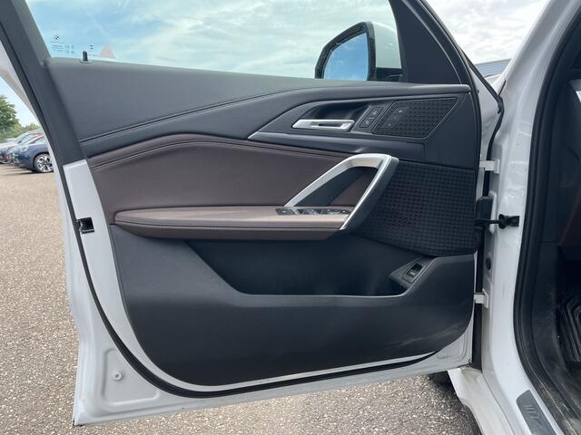 BMW iX1 xDrive30 67 kWh | M-Sport | Stoel/- stuurverwarming | Trekhaak | Driving Assistant Plus | Elektrische stoelen