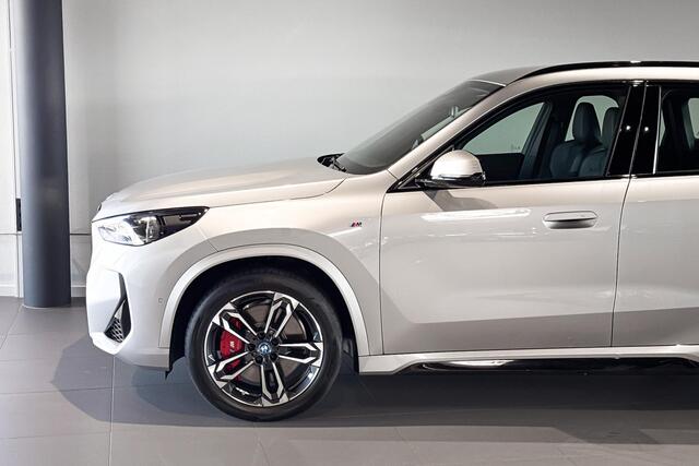 BMW iX1 eDrive20 67 kWh | M Sport Pro | Stoelverwarming | Achteruitrijcamera | Comfort Access | Trekhaak |