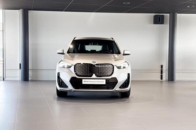 BMW iX1 eDrive20 67 kWh | M Sport Pro | Stoelverwarming | Achteruitrijcamera | Comfort Access | Trekhaak |