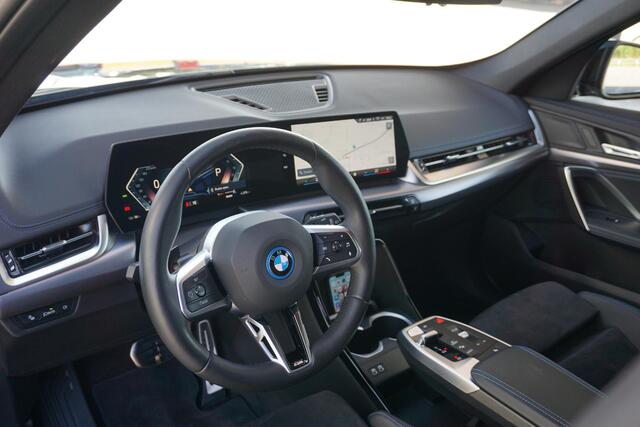 BMW iX1 eDrive20 67 kWh M Sport Edition | PANO | Trekhaak