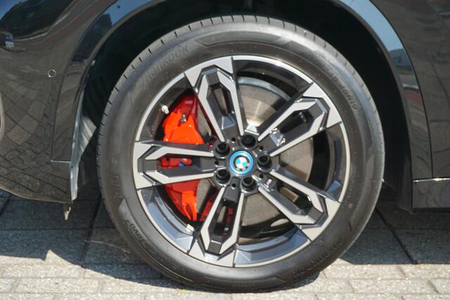 BMW iX1 eDrive20 67 kWh M Sport Edition | PANO | Trekhaak